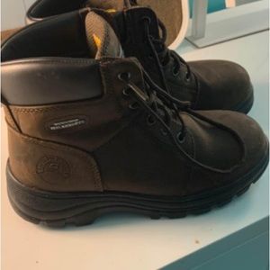 Woman Steel toe boot size 7